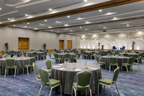 Restaurant ou autre lieu de restauration dans l'établissement Crowne Plaza Dublin Airport by IHG