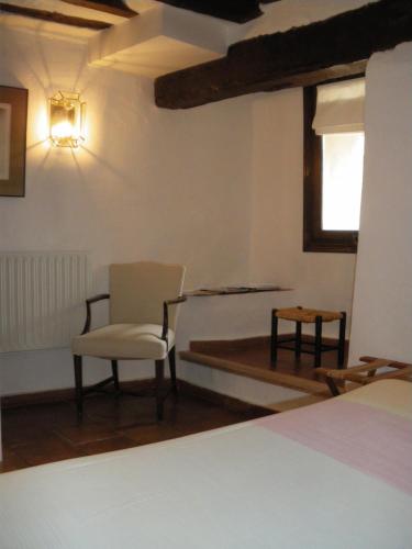 a bedroom with a bed and a desk and a chair at Posada San José in Cuenca