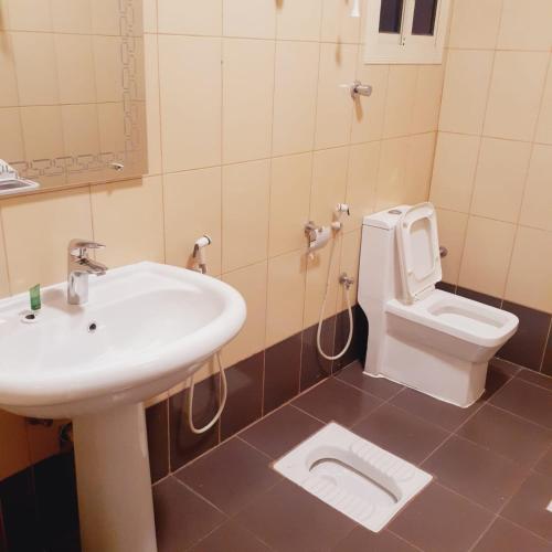 a bathroom with a sink and a toilet at أسفار الأولى للشقق المخدومة in Al Multasa