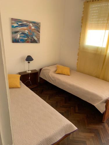 Katil atau katil-katil dalam bilik di Pequeño y cómodo