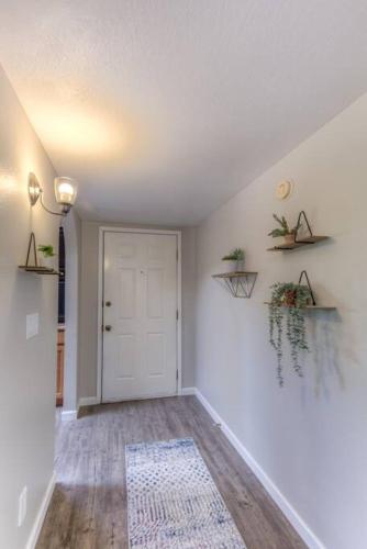 Beyond-Beautiful Mountain View & Spacious Home! – Photos 2