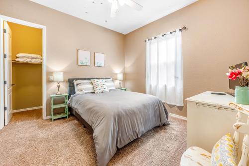 - une chambre avec un lit et une fenêtre dans l'établissement Oasis at South Mountain, à Phoenix