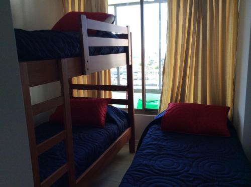 a bunk bed room with two bunk beds and a window at Apartment Concón in Concón