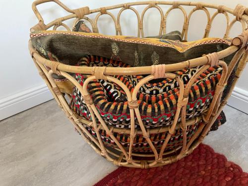 a basket sitting on the floor on a rug at Good times in St. Goar (Mit Fahrrad-Keller) in Sankt Goar
