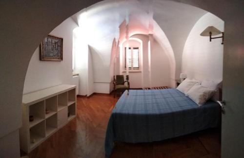 a bedroom with a blue bed in a white room at Casa di Irma in Turi