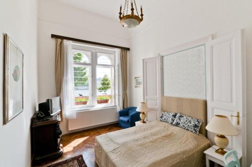 1 dormitorio con cama y ventana en BudaFlats Apartments, en Budapest