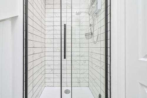 y baño con ducha y puerta de cristal. en Tramontane Apartment at Hesketh Crescent, en Torquay