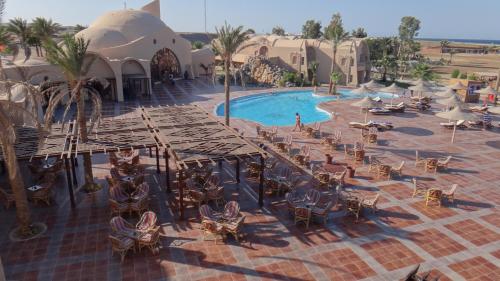 Bazén v ubytování Shams Alam Beach Resort nebo v jeho okolí