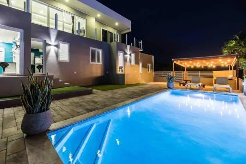 Private Estate with Pool 10bed/6baths picture