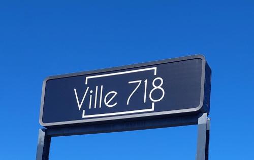 Um sinal que diz "ville z" nele. em Ville 718 em Grand Junction