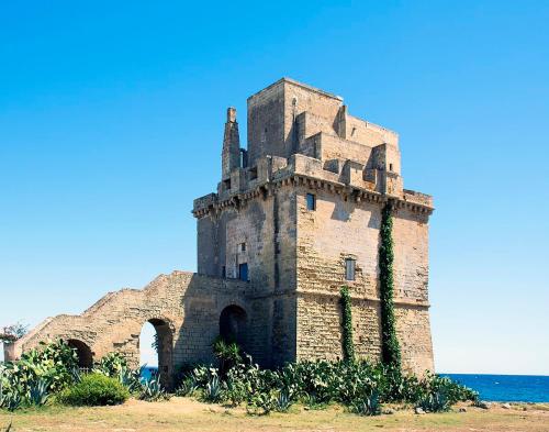 - un vieux bâtiment en pierre sur la rive de l'océan dans l'établissement 200 m from the beach - WiFi - Air Conditioning, à San Pietro in Bevagna
