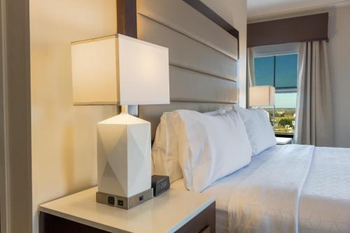 1 dormitorio con 1 cama con 2 lámparas en una mesa en Holiday Inn Express Savannah - Historic District, an IHG Hotel en Savannah