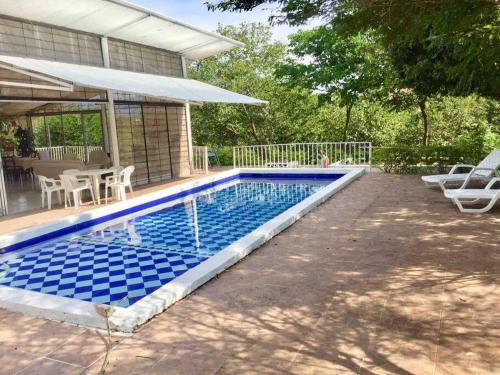 トカイマにあるFinca La Felicidadの家の前のプール