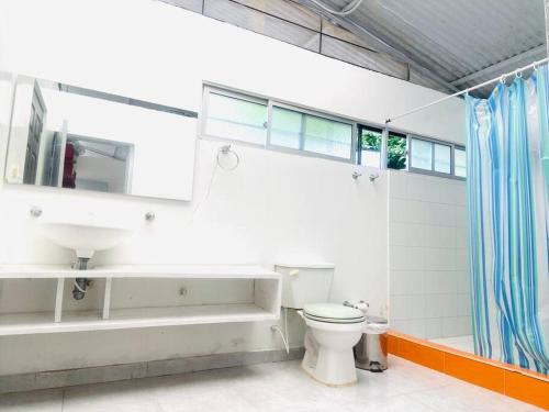 トカイマにあるFinca La Felicidadのバスルーム(トイレ、洗面台、バスタブ付)
