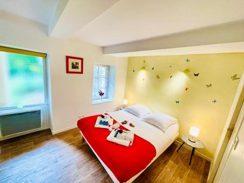 um quarto com uma cama vermelha e branca e uma janela em Le Jardin croix Roussien em Lyon