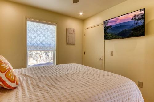 ein Schlafzimmer mit einem großen Bett und einem Fenster in der Unterkunft Key Lime Pie in Gatlinburg