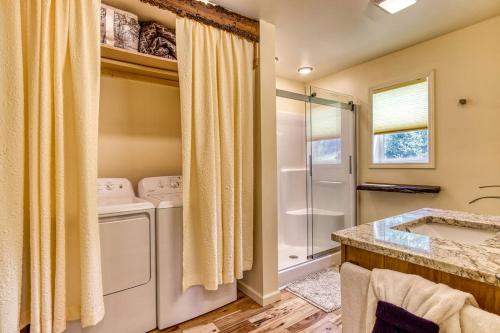 a laundry room with a washer and dryer at Key Lime Pie in Gatlinburg