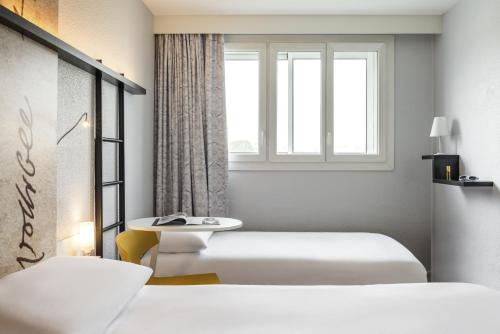 Postel nebo postele na pokoji v ubytování ibis Styles Meaux Centre