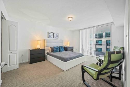 邁阿密的住宿－PH Luxury 1 Bed 1 Bath • Brickell • Ocean Views，一间卧室配有一张床、一张桌子和一把椅子