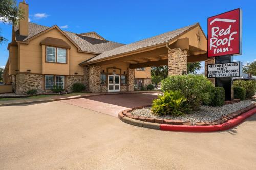 a red roof inn sign in front of a building at Red Roof Inn College Station in College Station