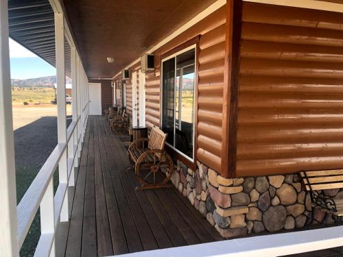 Ein Balkon oder eine Terrasse in der Unterkunft The Riverside Ranch Motel and RV Park Southern Utah