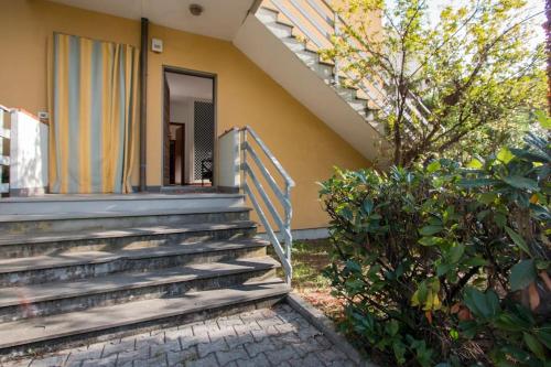 a set of stairs leading to a house at Casa con giardino vicino al mare in Massa