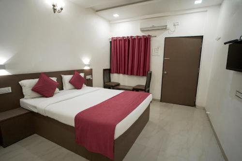 una camera d'albergo con letto e tenda rossa di Fortview Resort a Daulatābād