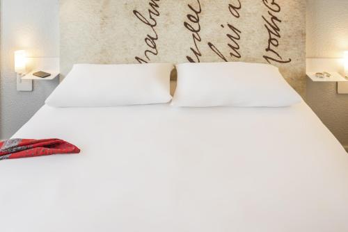 Postel nebo postele na pokoji v ubytování ibis Styles Meaux Centre