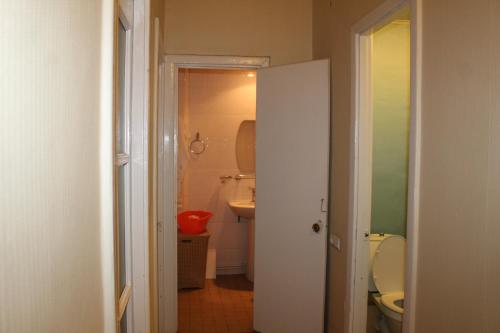 een badkamer met een toilet en een wastafel bij Вид на Арарат in Jerevan