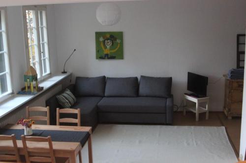 ein Wohnzimmer mit einem Sofa und einem Tisch in der Unterkunft Ferienwohnung Freiburg Herdern in Freiburg im Breisgau