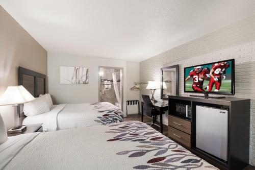 Habitación de hotel con 2 camas y TV de pantalla plana. en Red Roof Inn Lenoir, en Lenoir