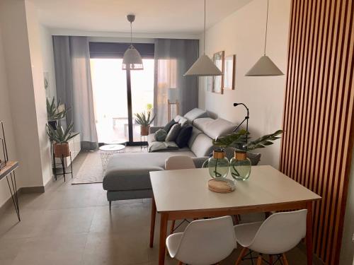 sala de estar con sofá y mesa en Blue Sunset Luxury Seaview Apartment La Duquesa, en Manilva
