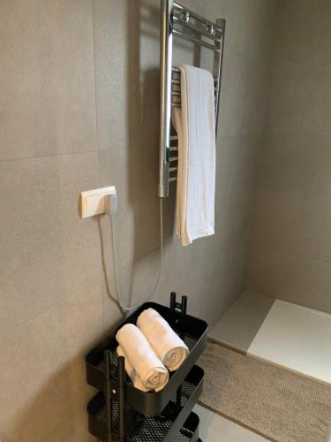 - Baño con toallero eléctrico y toallas en Blue Sunset Luxury Seaview Apartment La Duquesa, en Manilva