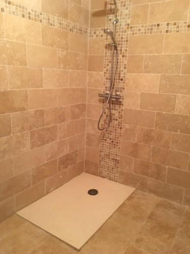 La salle de bains est pourvue d'une douche avec un lavabo. dans l'établissement MAISON FAMILIALE, à Montaren-et-Saint-Médiers