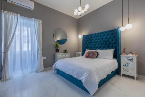1 cama con cabecero azul en un dormitorio en New & unique apartment - A 5 minutes ferry to capital city of Valletta, en Senglea