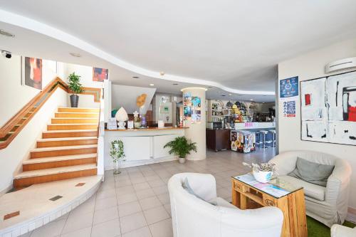 un salon avec un escalier et une table dans l'établissement Hotel A Casa Nostra, à Rimini