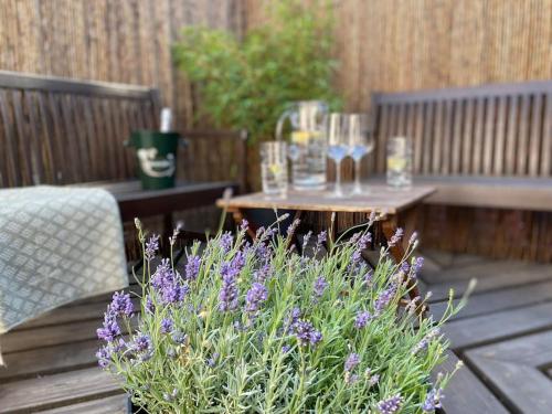 eine Terrasse mit einem Tisch und einer Topfpflanze in der Unterkunft Windsor Cottage: Cosy, Charming, Full of Character in Windsor
