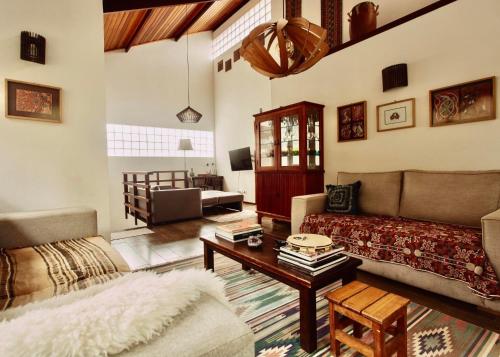 Χώρος καθιστικού στο Casa na montanha em condomínio de alto padrão