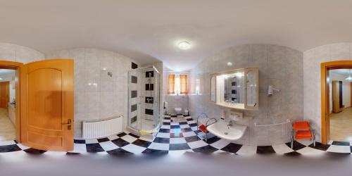 延納斯多夫的住宿－德蔓索恩膳食公寓，一间带浴缸和水槽的浴室