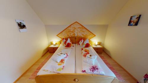 Кровать или кровати в номере Pension Thermensonne