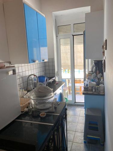 una cocina con encimera con platos. en Bella room 3 en Agia Galini