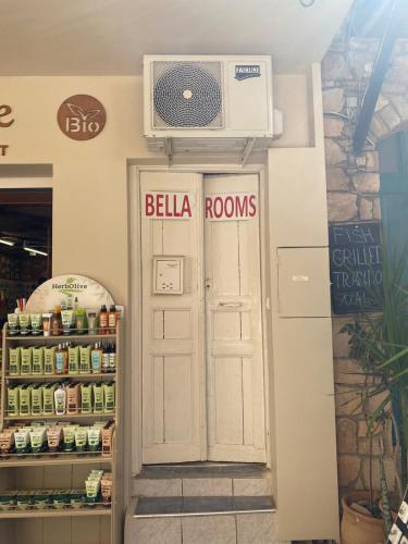 una puerta en una tienda con un ventilador encima en Bella room 3 en Agia Galini