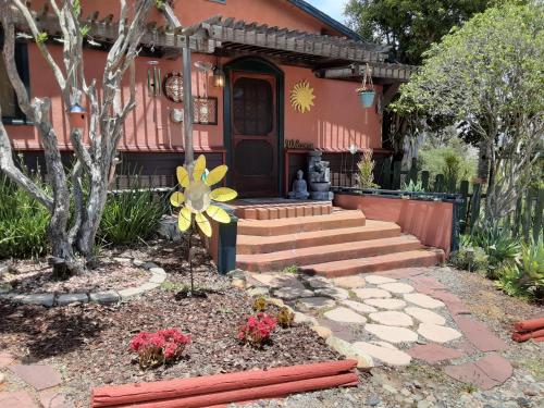 Lake Home/Novel Attractions Close