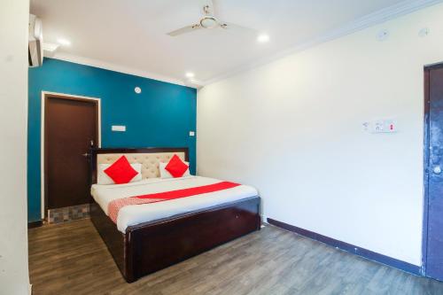 海得拉巴的住宿－Flagship Happy Guest House near LV Prasad eye Hospital，一间卧室配有一张带红色枕头的床