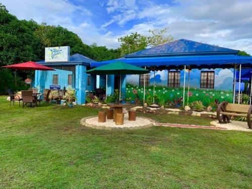 Un jardín fuera de Blue Summer Suites & Restaurant