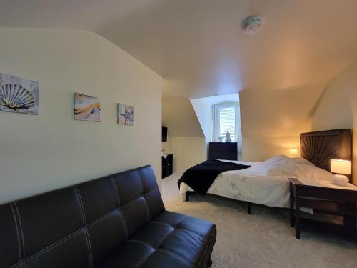 1 dormitorio con 1 cama y 1 sofá en The Iris - A Cheerful Midtown Getaway en Harrisburg