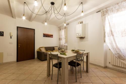 jadalnia i salon ze stołem i krzesłami w obiekcie Suite Garibaldi - Smart Holiday w mieście Mantova
