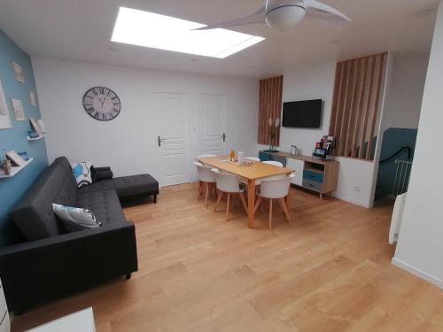Televízia a/alebo spoločenská miestnosť v ubytovaní l'étoile de mer - appartement le bord de mer
