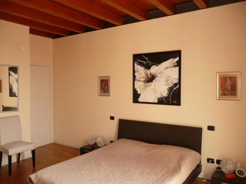 トスコラーノ・マデルノにあるCasa dei Limoniのベッドルーム1室(ベッド1台、椅子付)