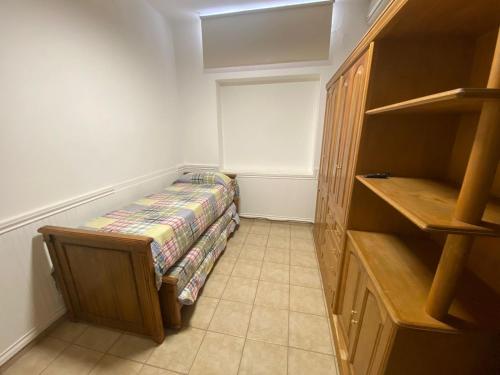 a small room with a closet with a bed in it at casa centrica in Río Cuarto